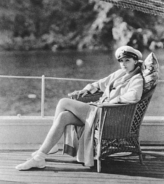 Click image for larger version

Name:	greta-garbo-on-her-yacht-1929.jpg
Views:	762
Size:	68.2 KB
ID:	100628