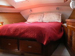 Click image for larger version

Name:	13. Capt qtrs with full size pedestal bed and drawers.JPG
Views:	275
Size:	100.2 KB
ID:	120153