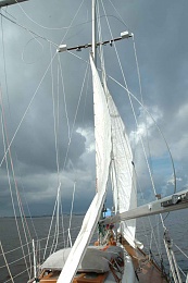 Click image for larger version

Name:	M-attempting%20to%20sail%20off%20grounding%20with%20jury%20rig.jpg
Views:	129
Size:	65.3 KB
ID:	125215