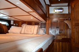 Click image for larger version

Name:	15 Main stateroom bed.jpg
Views:	409
Size:	38.6 KB
ID:	144456