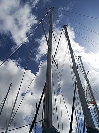 Click image for larger version

Name:	Bent Mast.jpg
Views:	150
Size:	418.6 KB
ID:	172404