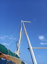 Click image for larger version

Name:	broken mast 2.jpg
Views:	498
Size:	352.2 KB
ID:	233713