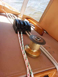 Click image for larger version

Name:	Reef Winch.jpg
Views:	57
Size:	19.3 KB
ID:	254121