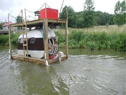 Click image for larger version

Name:	crazy houseboat.jpg
Views:	971
Size:	45.6 KB
ID:	33460