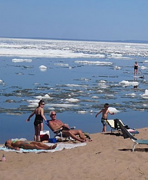 Click image for larger version

Name:	Great Lakes Ice May 30 2014 Marquette Michigan.jpg
Views:	855
Size:	30.7 KB
ID:	96027